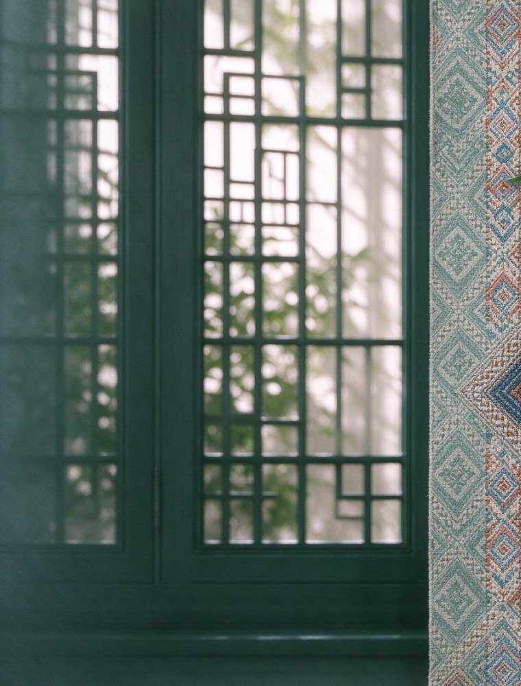 Brocade-patterned wall and lattice window