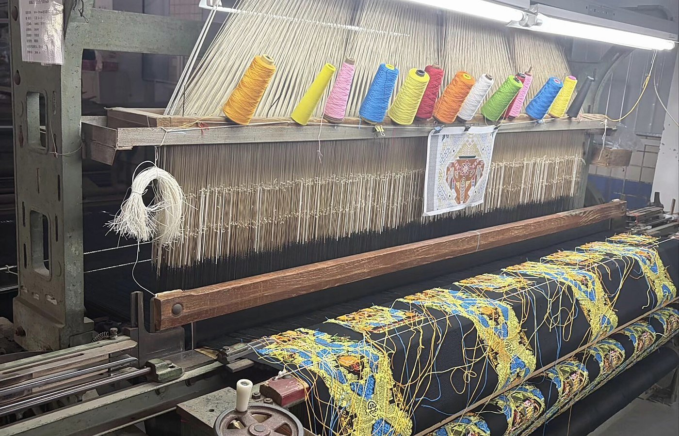 Weaving Zhuang brocade
